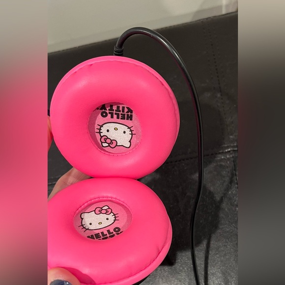 Hello Kitty wired headphones. Never used. Excellent condition. - Picture 9 of 9